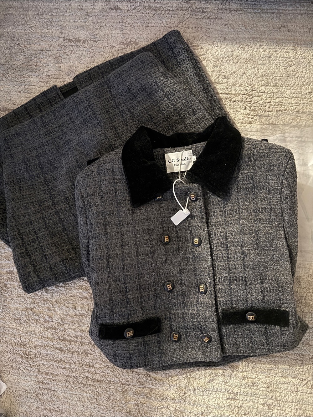 Gray Tweed Two-Piece Jacket with Velvet Collar